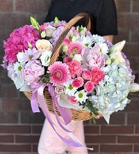 Композиция солнечный день в Ясенках Цветочная композиция из Розы, Хризантемы, Пионы и Лизиантусы в корзине в Ясенках