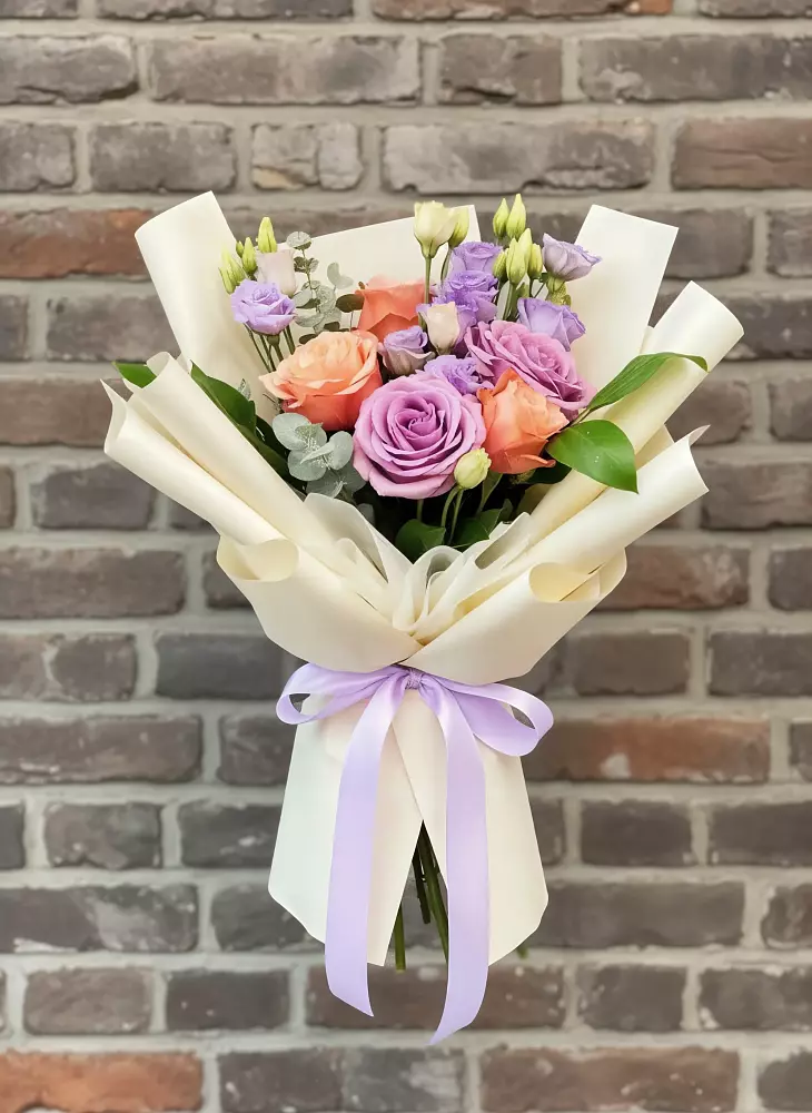 Букет цветов из: Лизиантусы и Розы в Ясенках