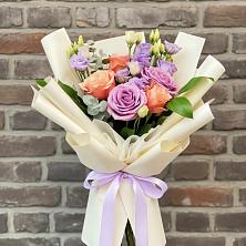 Букет цветов из:  Лизиантусы и Розы в Ясенках