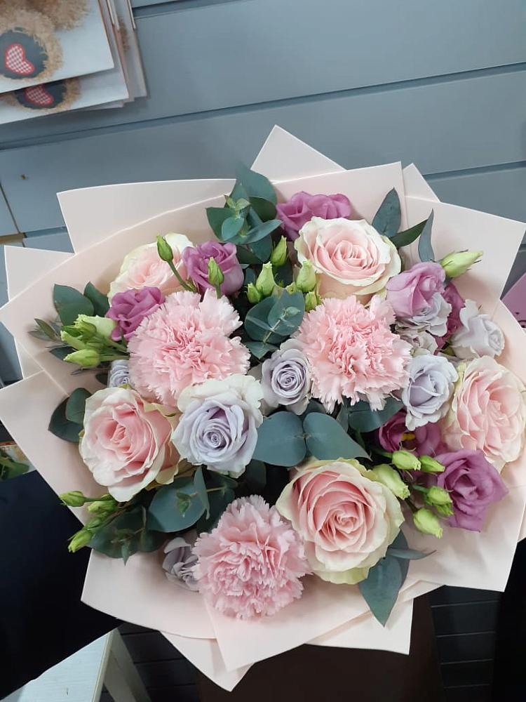 Букет цветов из: Розы, Гвоздики и Лизиантусы в Ясенках