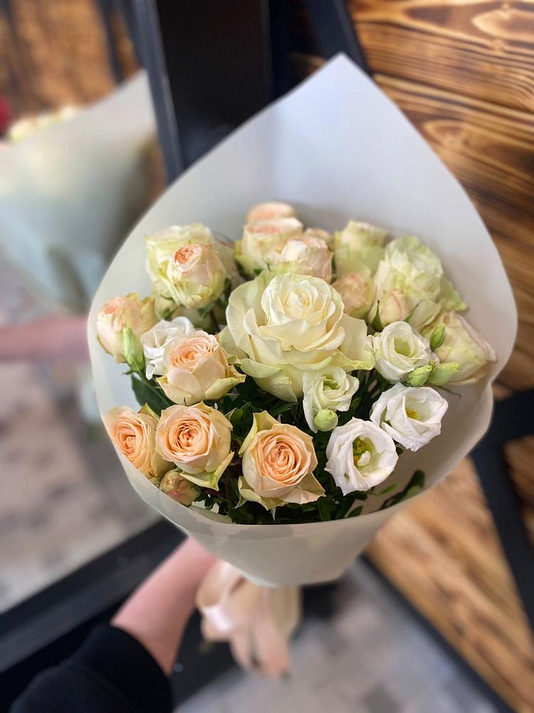 Букет цветов из: Розы и Лизиантусы в Ясенках